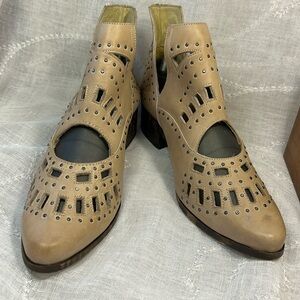 Sbicca Vintage collection almost NEW laser cut studded leather ankle boots
